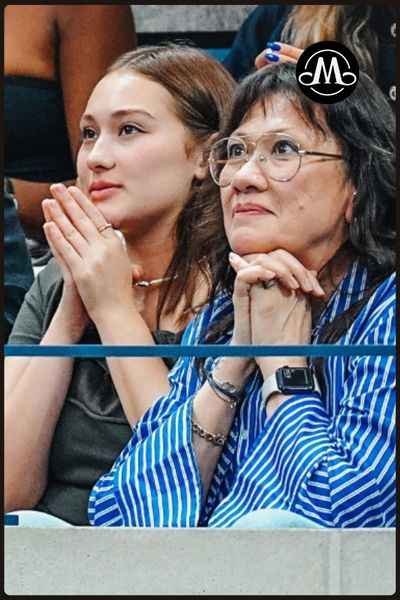 Lola Tung WIth Mother